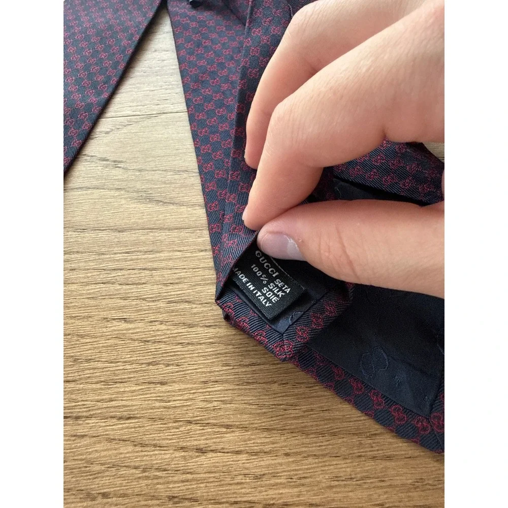Gucci Mens Silk Tie Navy Blue Red GG Micro Monogram Logo Made in Italy Classic
